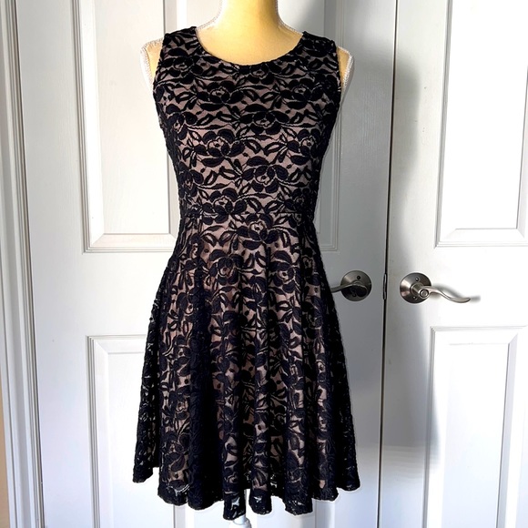 SOPANO BLACK LACE AND NUDE DRESS SIZE M - Picture 2 of 11